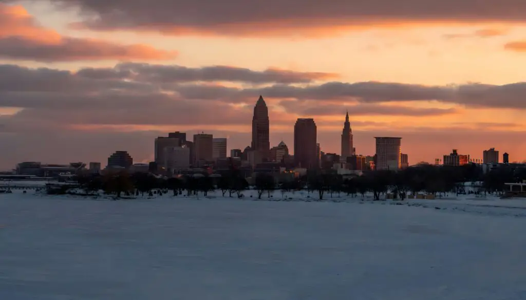 The skyline of Cleveland with iconic landmarks, highlighting free things to do in Cleveland for visitors.