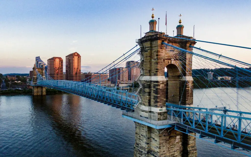 A scenic view of Cincinnati, Ohio, featuring the iconic skyline, the Ohio River, and lively public spaces, showcasing activities in Cincinnati Ohio.