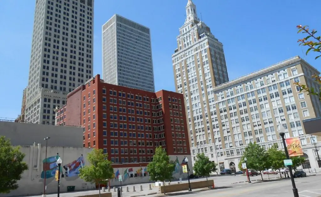 Romantic date ideas in Tulsa, Oklahoma, featuring scenic spots and charming activities.