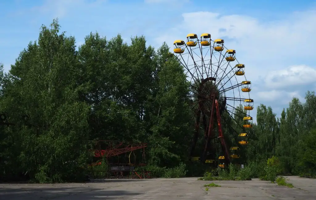 Discovering Unusual Attractions in Springfield, IL: Build a Unique Itinerary Ferris wheel glowing at dusk, one of the unusual and entertaining attractions in Springfield, Illinois.