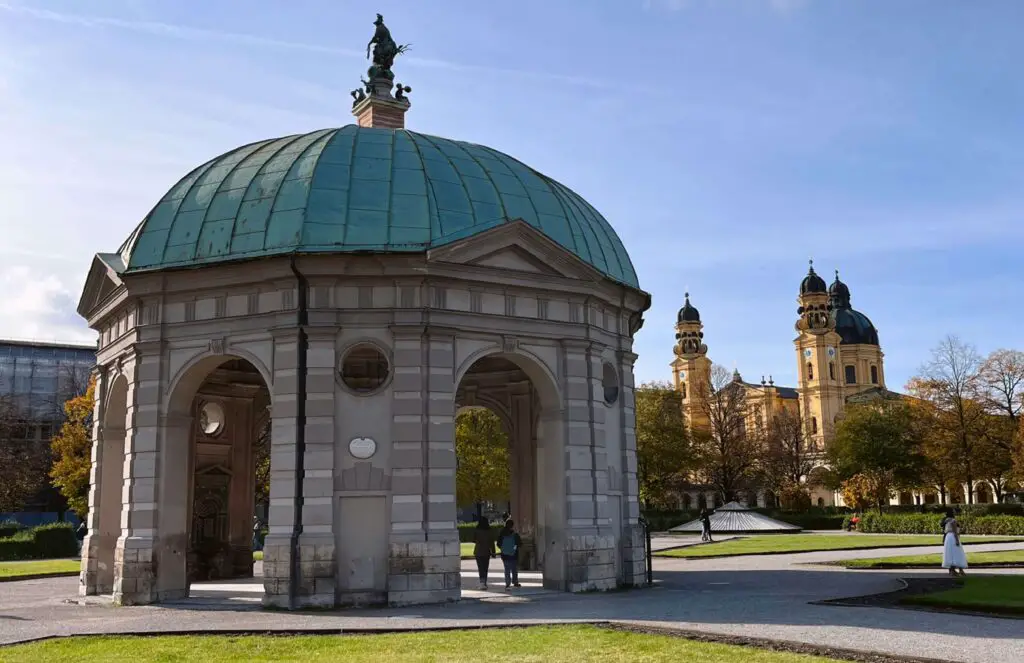 Cultural and Historical Landmarks to Include in Your Springfield, IL Itinerary Tourists exploring the Lincoln Home National Historic Site in Springfield, Illinois, a key cultural and historical landmark.