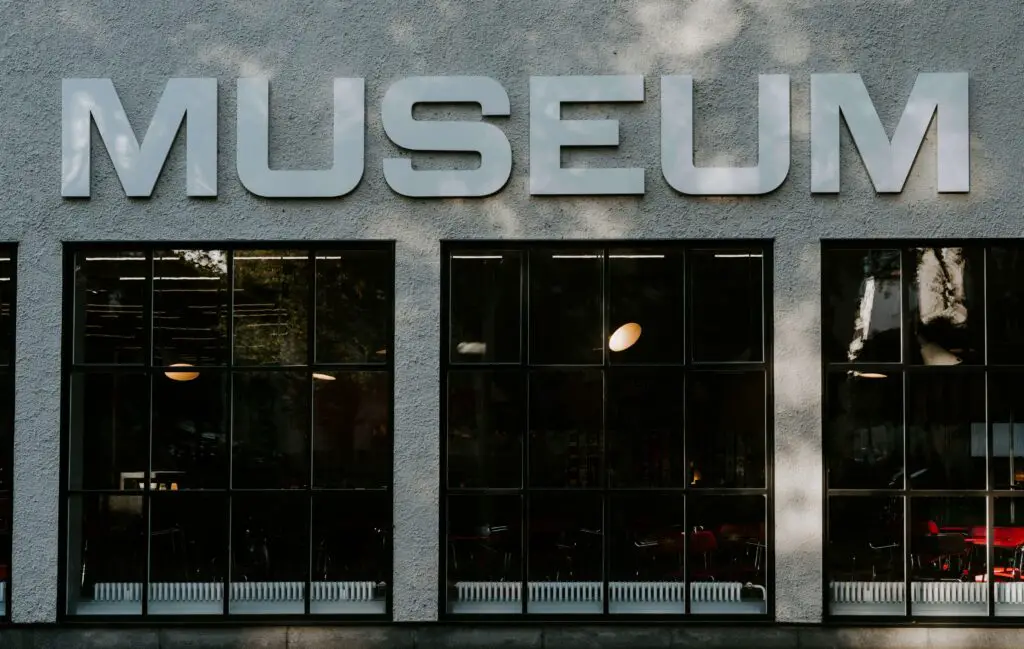 Immersive Museum & Interactive Exhibits: Exploring Culture Together in Chicago Entrance of a modern museum in Chicago, welcoming adult visitors for an immersive cultural experience.