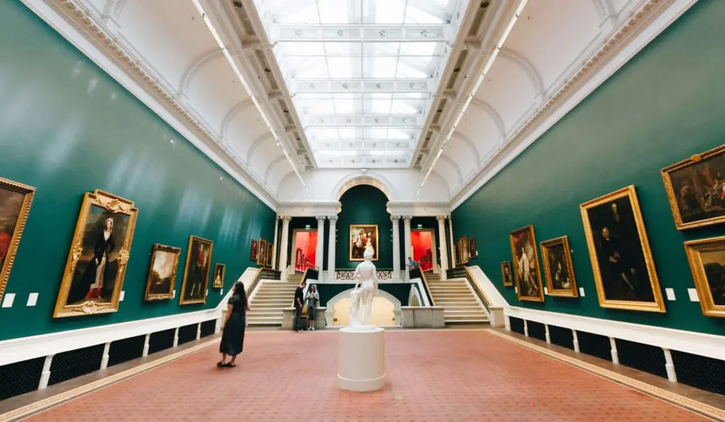 Off-The-Beaten-Path Experiences: Museums, Culinary Delights, and Secret Finds in NYC Interior of a lesser-known museum in New York City, featuring curated exhibits and a quiet, immersive atmosphere.