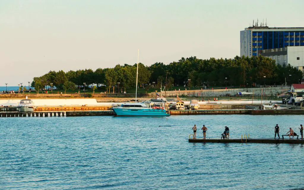 Urban Trails and Waterfront Serenity: Paths Less Traveled on Roosevelt Island Peaceful view of a small harbor and the surrounding waterfront on Roosevelt Island, with calm waters and walking paths.